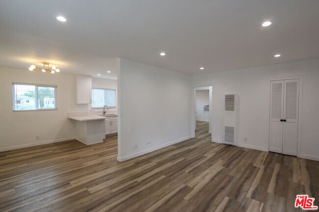 Building Photo - 12942 Moorpark St