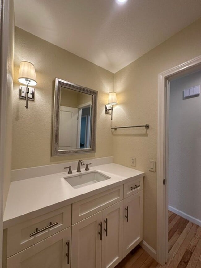 Building Photo - Stunning END-UNIT 3-bedroom condominium located in Agoura Hills