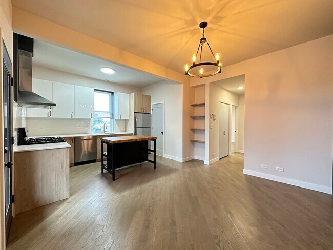 Building Photo - 841 N Mozart St
