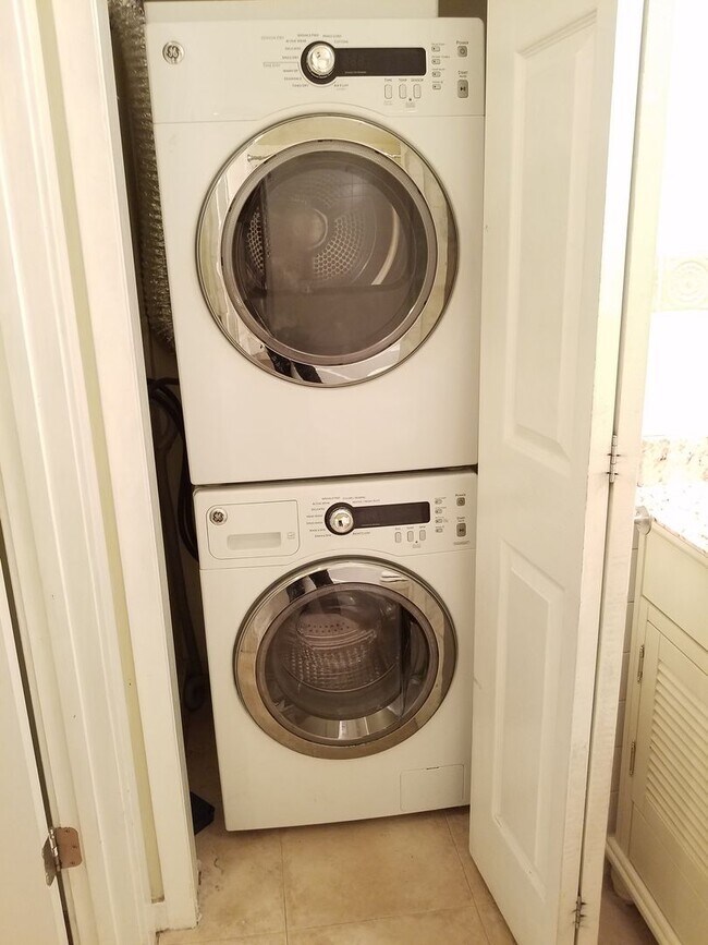 Building Photo - Adorable  second level Studio Condo available mid September!