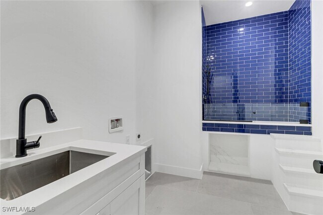 Building Photo - 739 23rd St SW