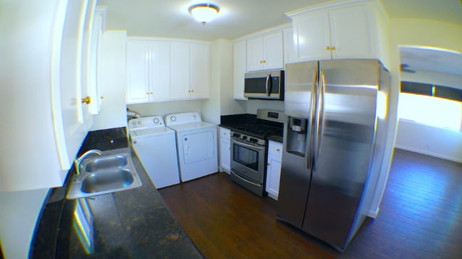 Building Photo - 208 E 221st St
