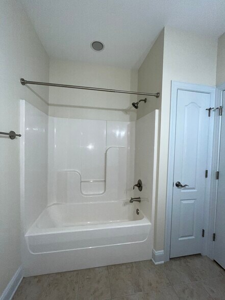 Building Photo - 212 Fountainhead Ln