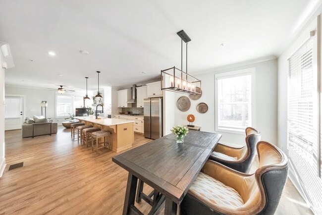 Building Photo - 320 Oak Arms Wy