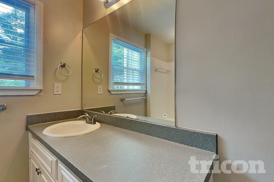 Building Photo - 515 Westbridge Dr