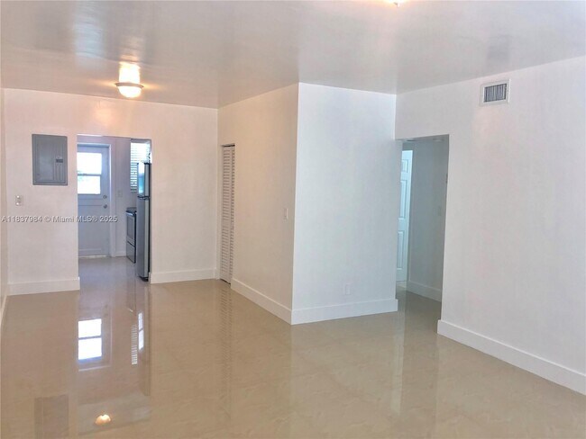 Building Photo - 8227 Crespi Blvd