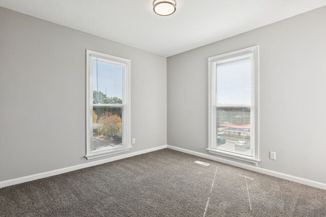Building Photo - Fully Updated 2 Bedroom Unit!