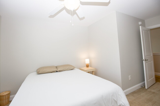 Building Photo - Charming End-Unit Townhome in Southern Pines