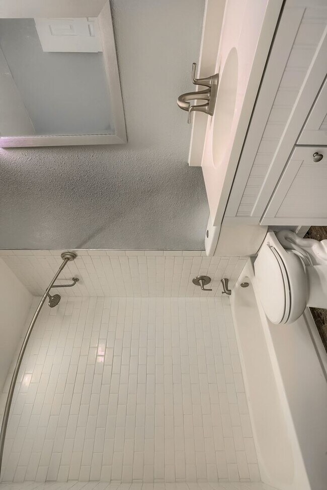 Building Photo - Comfortable Single-Family Townhouse in Quiet Community