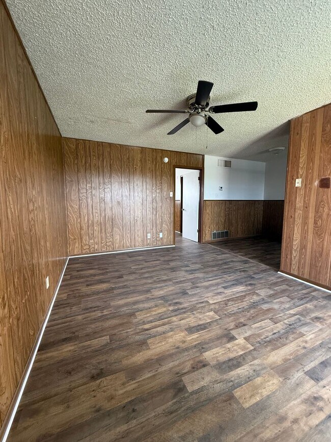 Building Photo - Bundrant Apartments