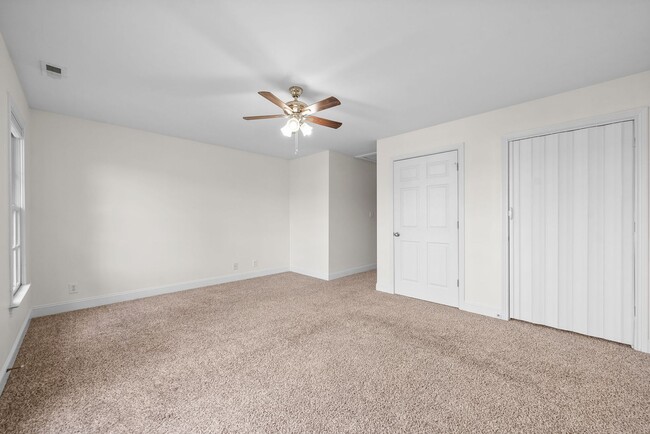Building Photo - Pet Friendly Condo Downtown!