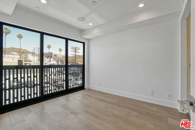 Building Photo - 1445 1/2 N Martel Ave