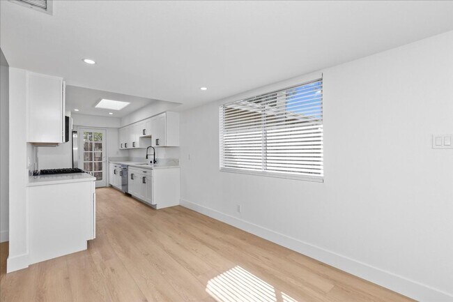 Building Photo - 4 bed main house!