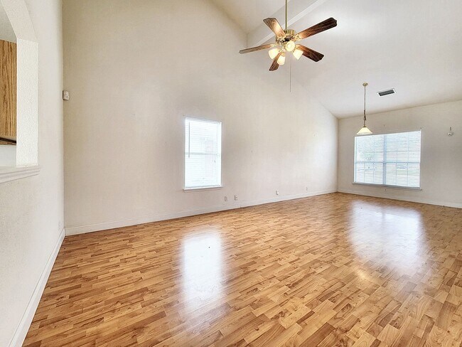 Building Photo - Charming 3/BR 2.5/BA Home with Bright Inte...