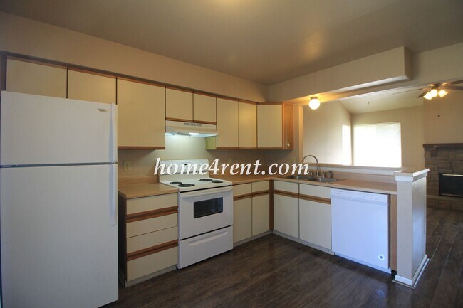 Building Photo - Cozy Olathe Ranch Style Home w/ Wood Floors!