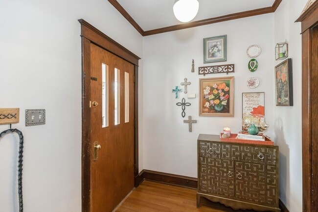 Building Photo - Fantastic West Plaza Bungalow