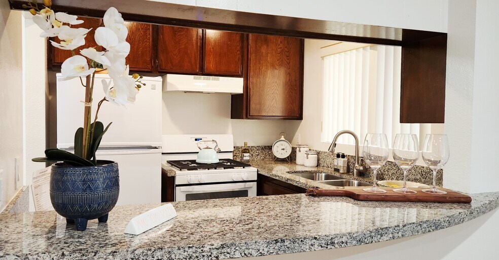 Building Photo - 557 W Stocker St