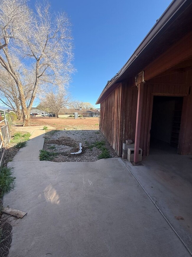 Building Photo - Beautifully Remodeled Three Bedroom Home on 2 Acres with Horse Privileges in Hurricane