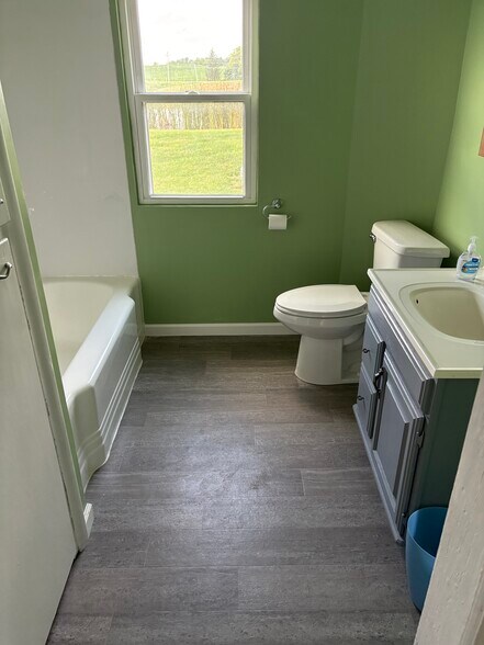 Upstairs bathroom - 6455 Lithopolis Rd