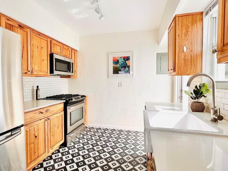 Building Photo - 7207 Bay Dr