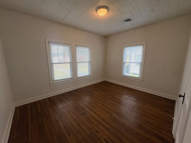 Building Photo - 1104 11th St