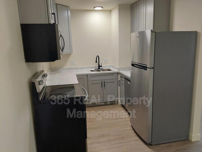 Building Photo - 1701 Palm Dr
