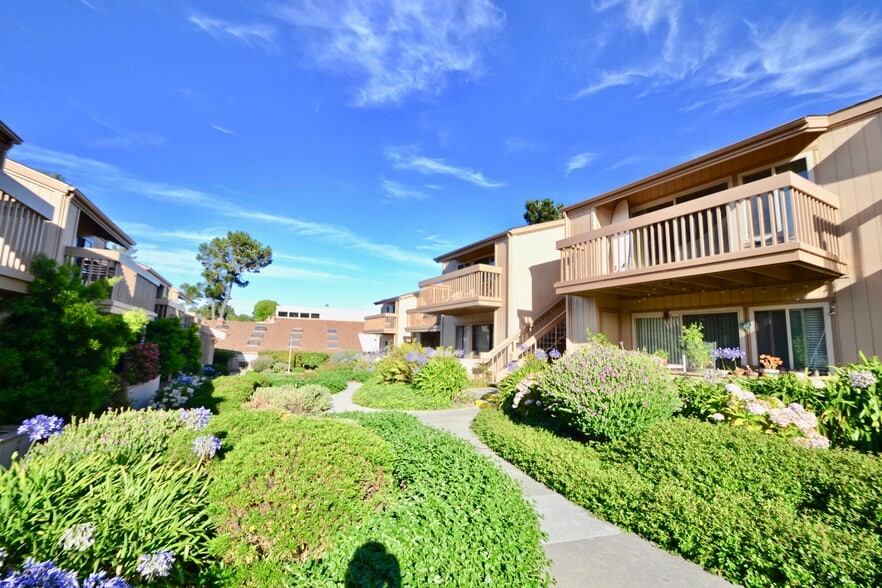 Building Photo - 300 Glenwood Cir