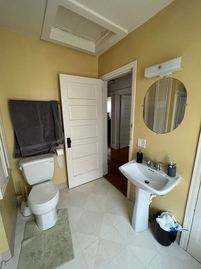 Building Photo - AVAILABLE JUNE - 3 BED 1 BATH NEAR CAMPUS