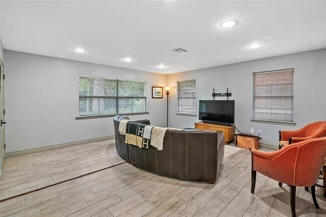 Building Photo - 6023 Pineshade Ln