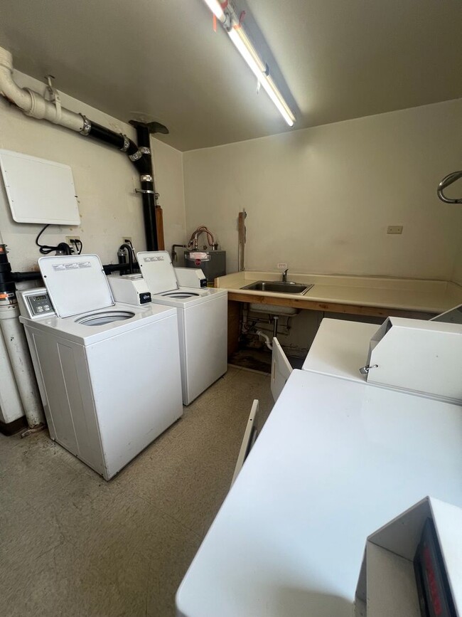 Building Photo - 1 Bedroom Kapiolani Manor by Ala Moana with Parking, Pool