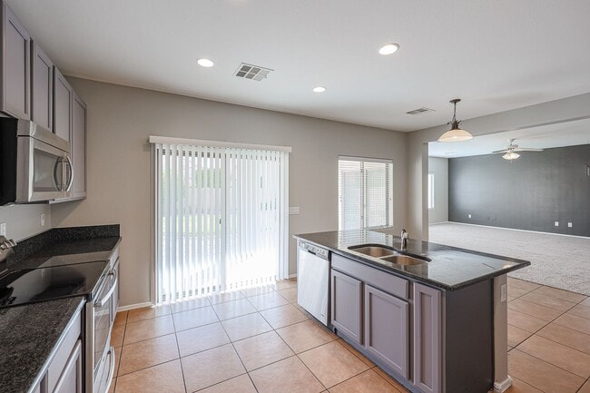 Building Photo - 4 bed, 3.5 bath house in Stetson Valley, Phoenix