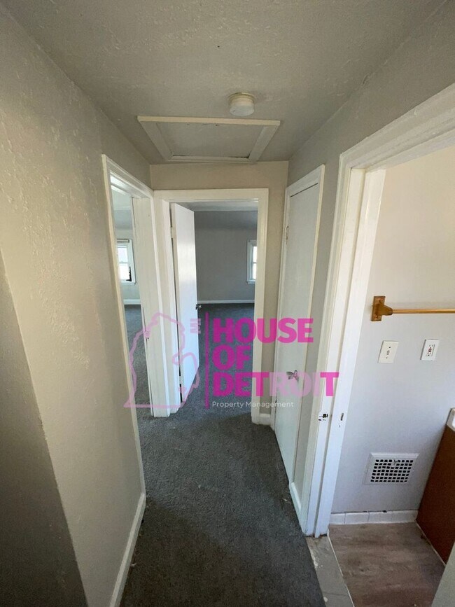 Building Photo - 2 BEDROOM | 1 BATH |