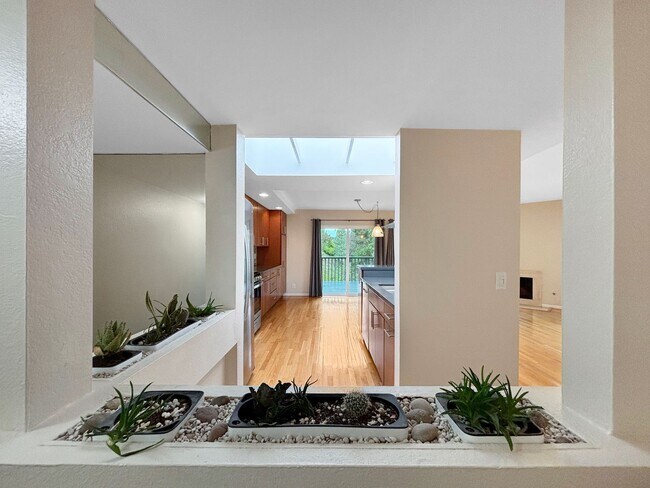 Building Photo - Beautiful 3BD/3BA Townhouse in Fashion Val...