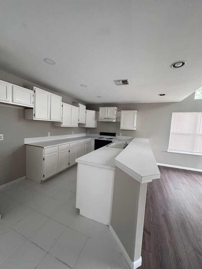 Building Photo - For Lease 3 Bed | 2 Bath | Open Concept | Vaulted Ceilings | 2-Car Garage| Corpus Christi