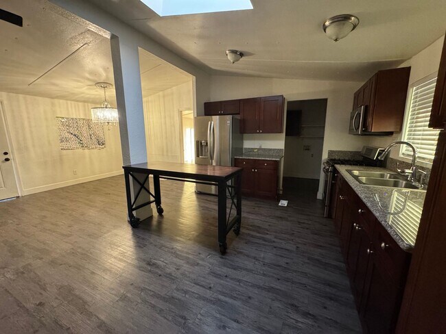 Building Photo - ***Gorgeous Home with a huge yard *** Ready for the ideal Family