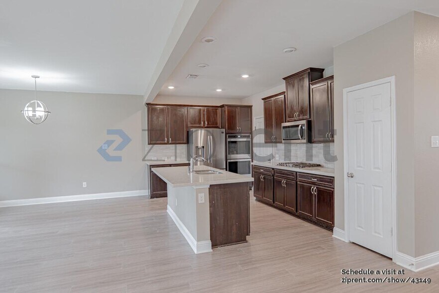 Building Photo - 410 Club House Dr