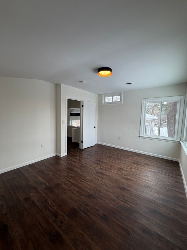 Building Photo - Beautifully Renovated 3/2 in Huge Lot