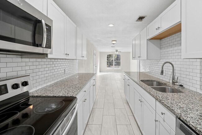 Building Photo - 915 Stonegate Dr