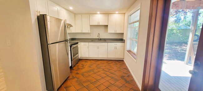 Building Photo - Charming 3-Bedroom Rambler in Seattle/Shor...