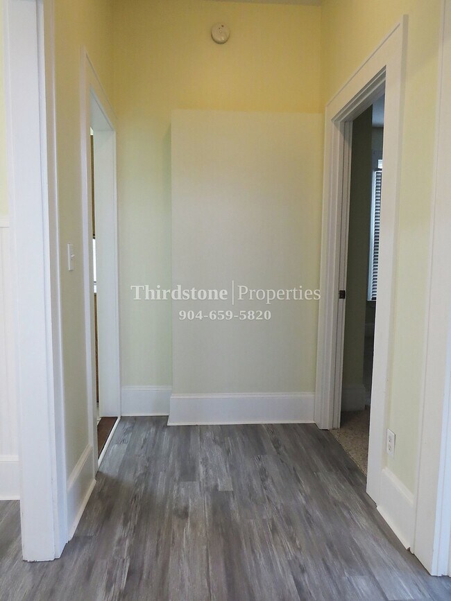 Building Photo - 212 E 6th St