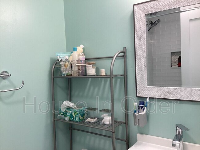 Building Photo - 23 Moore Ave