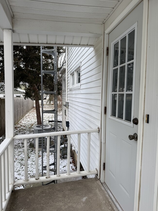 Building Photo - 512 Monroe St