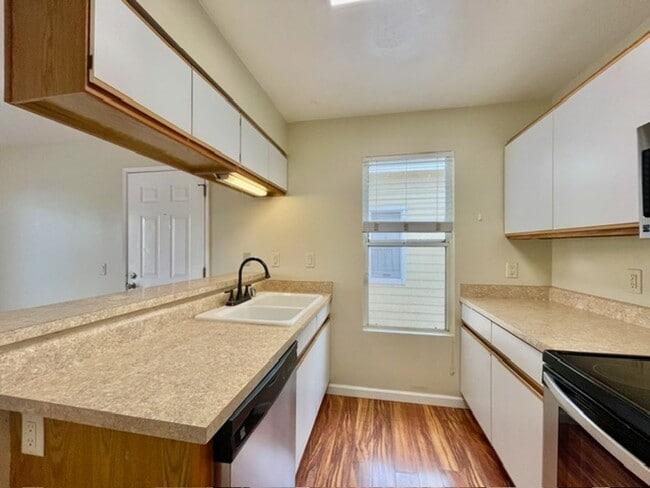 Building Photo - Updated 1 bedroom / 1 bath Condo with Amenities!