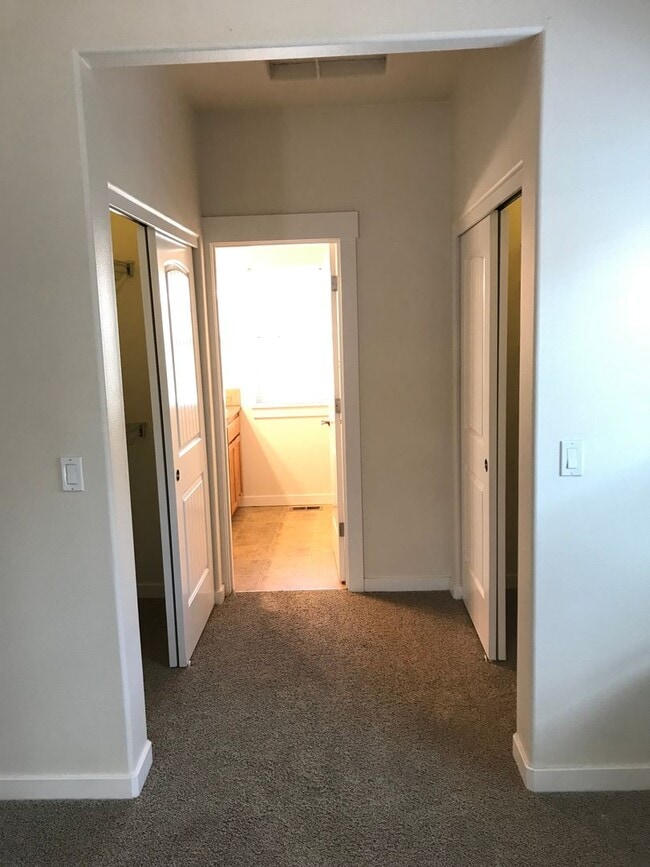 Building Photo - Hard to find 4 Bed, 3 Full Bath Home