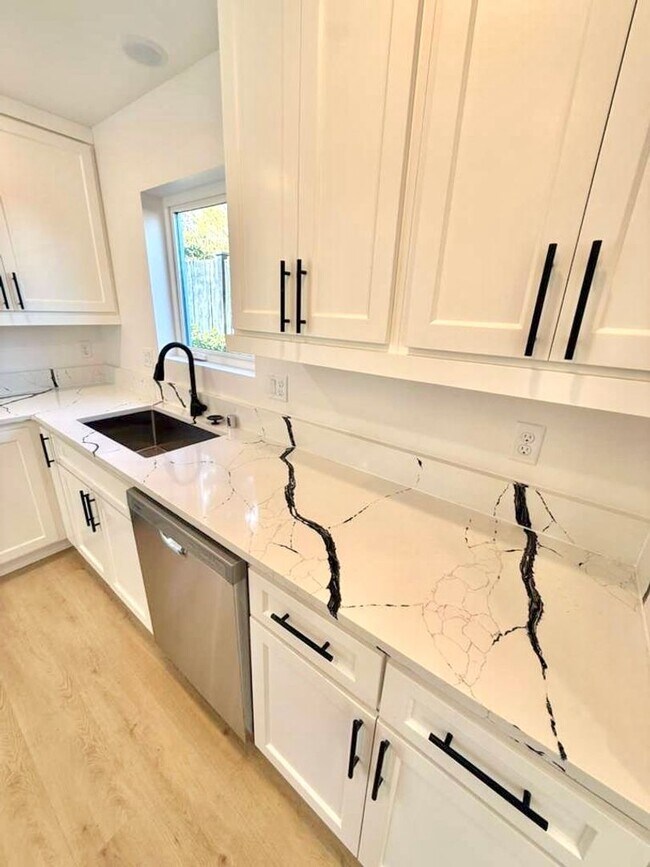 Building Photo - Arbor Heights 2-Bedroom Home in a Prime Location