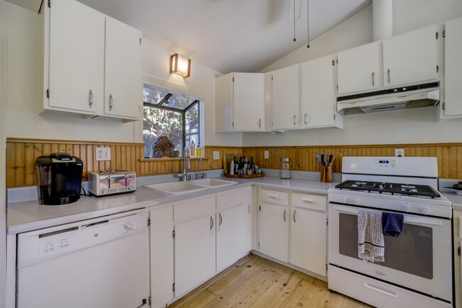 Kitchen - 3626 Veteran Ave