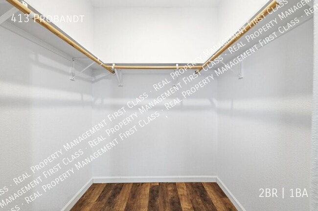 Building Photo - 413 Probandt-