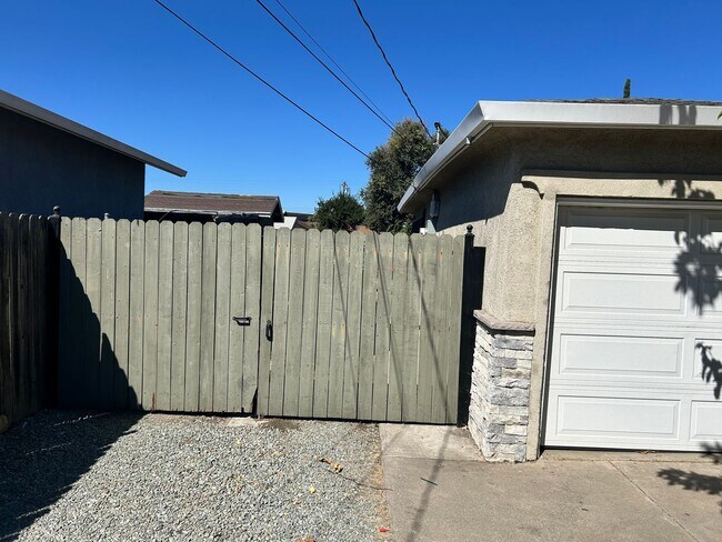 Building Photo - 3 Bedroom/1 Full Remodeled Bath Stockton Ca