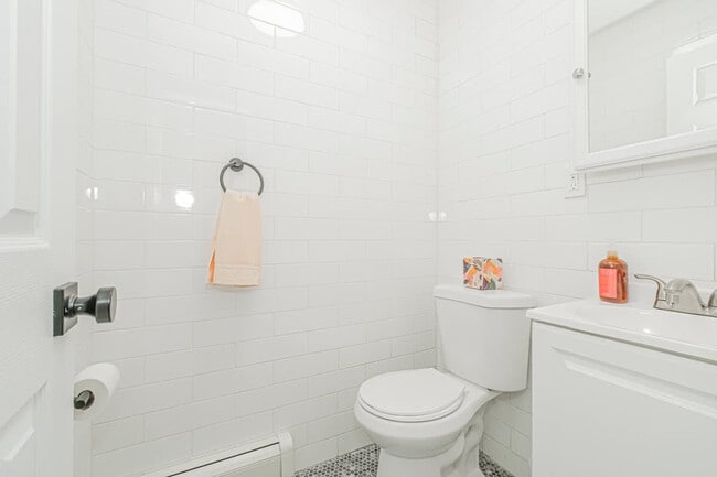 Building Photo - 479 Putnam Ave