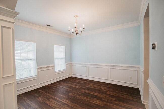 Building Photo - 4 Bed/2.5 Bath/Primary downstairs